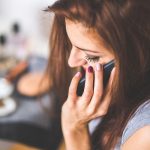 3 triky, kterými vás prodejce po telefonu přesvědčí (téměř) k čemukoliv